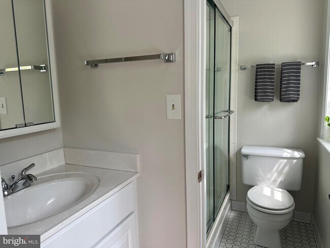Building Photo - 4847 Chevy Chase Dr