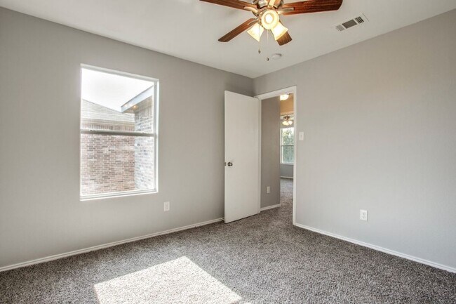 Building Photo - 2225 Splendor Ct