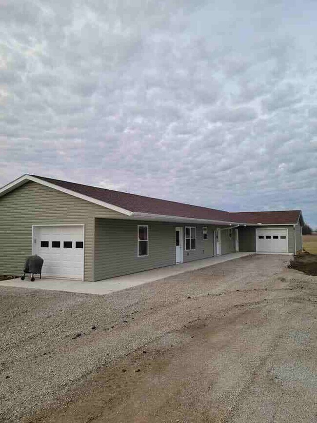 Building Photo - 407 E Center St