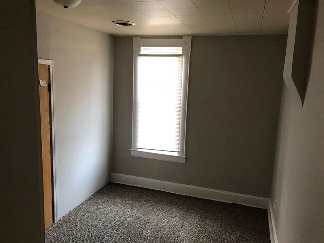 Building Photo - 2 bed/1 bath, 900 sq ft home!