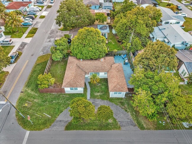 Building Photo - 700 SW 5th Ct