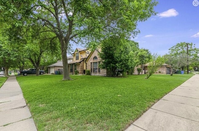 Building Photo - 306 Applewood Dr