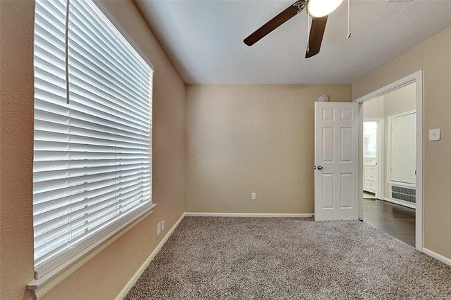 Building Photo - 151 E Pathfinders Cir