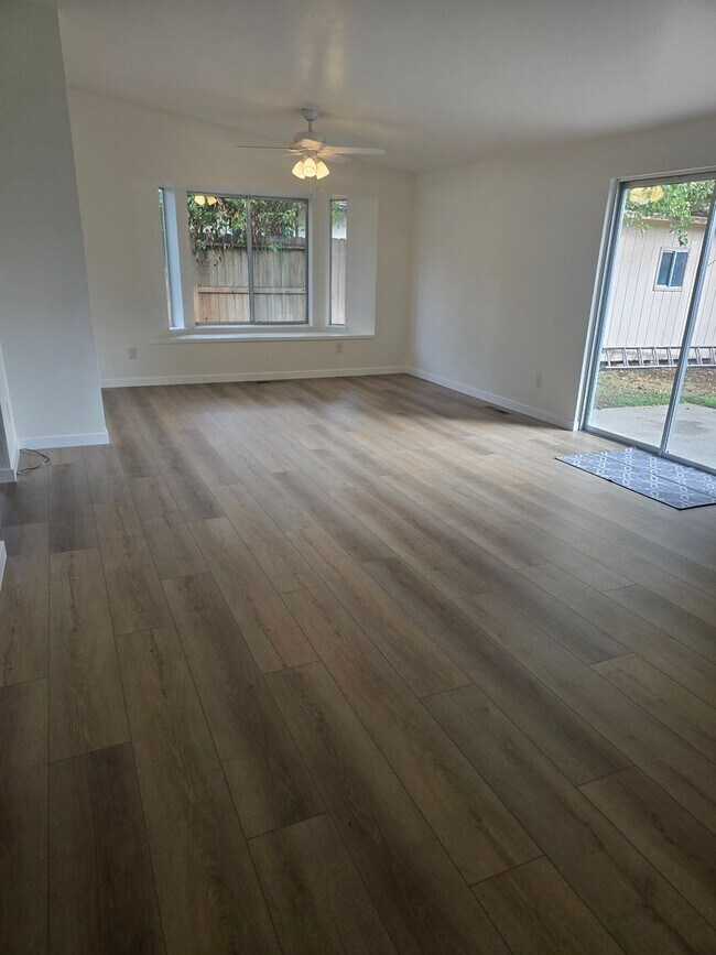 Building Photo - 3 bed 2 bath Single Home for Rent in Grant...