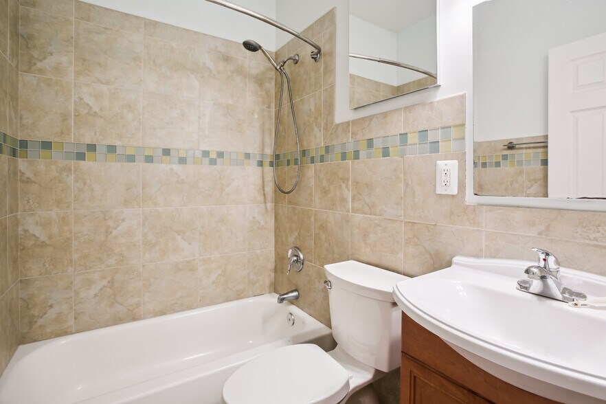 upstairs full bath - 76 R St NW