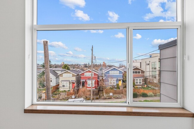 Building Photo - 2Bd/1.75Ba Seattle Townhouse