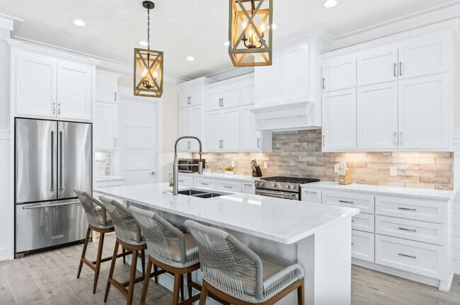 Building Photo - 322 E Lakeshore Dr