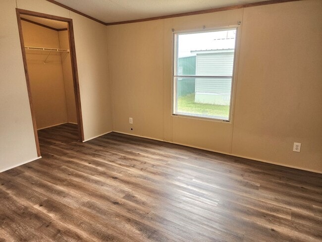 Building Photo - Inviting 3 bedroom 2 bath House with fenced yard