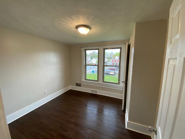 Building Photo - 218 N 12th Ave