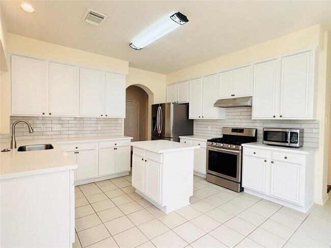Building Photo - 1803 Stoneleigh Ct