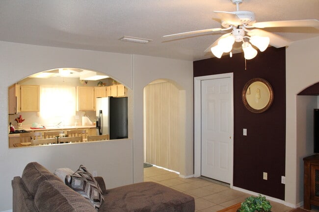 Building Photo - 3 Bed 1 Bath Home w/ 1 Car Garage and Larg...