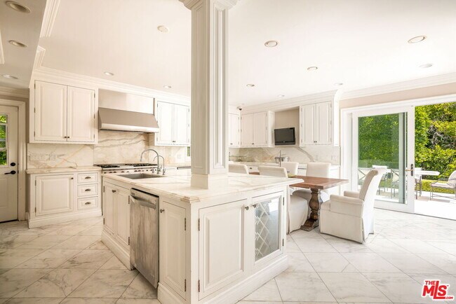 Building Photo - 10914 Bellagio Rd