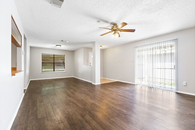 Building Photo - 3 bedroom / 2 bath home in Creekside subdivision