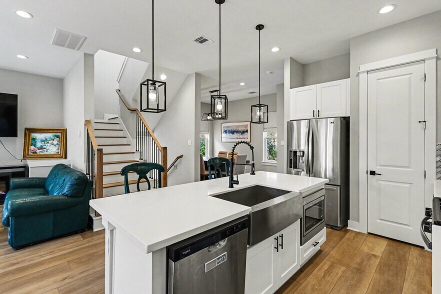 Building Photo - 825 Woodcrest Dr