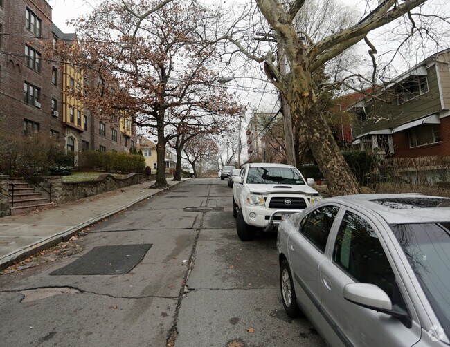 Building Photo - 16 Rochelle Ter