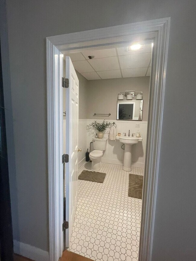 Building Photo - Spacious Studio Downtown Dover!
