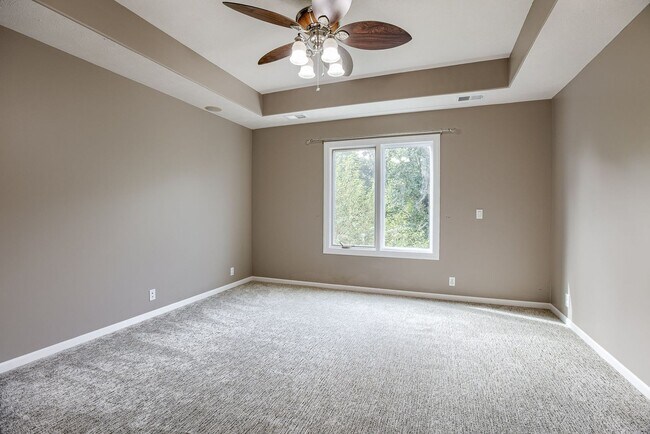 Building Photo - Must See West Omaha 5 Bedroom!!