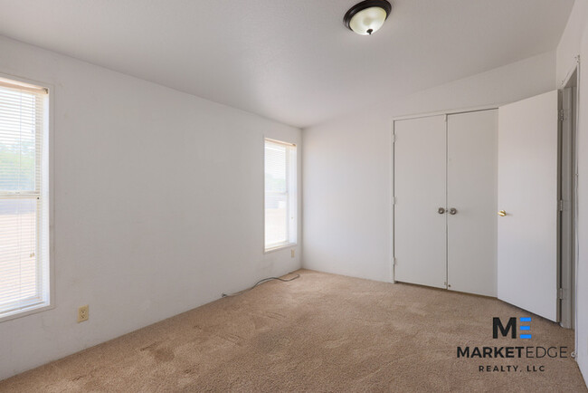 Building Photo - 5Bed/3Bath Home in Buckeye, AZ! Ready for ...