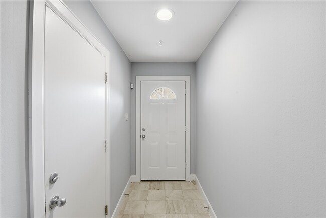 Building Photo - 5941 S Loop E