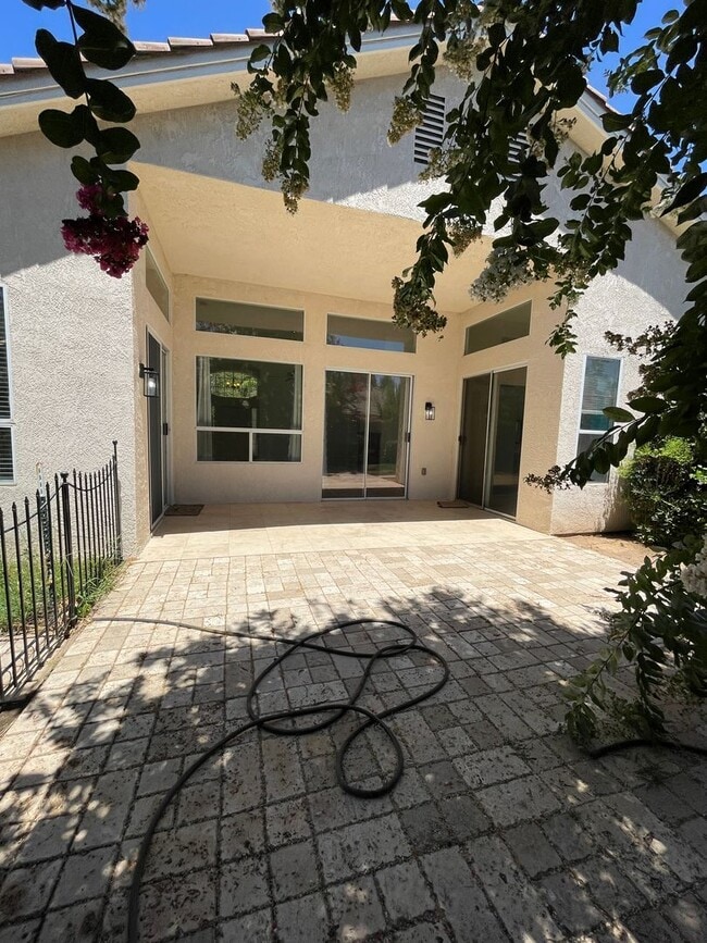 Building Photo - NEWLY LISTED & READY TO DAZZLE!