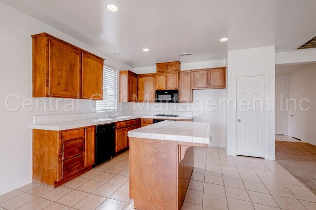 Building Photo - 3 Bedroom/2 Bath home located in the Desired Northwest - $2395 per Month!