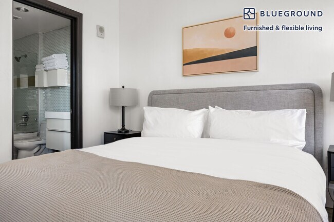 Building Photo - 810 S Spring St