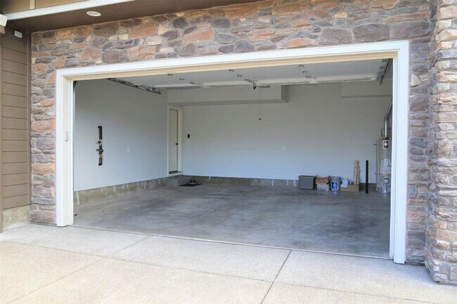 Building Photo - Nice 4bed/2.5 Bath Home, Gas Range