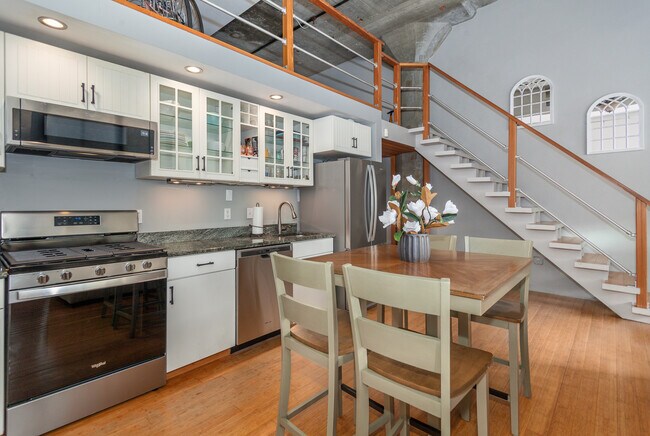 Primary Photo - 156 Porter St