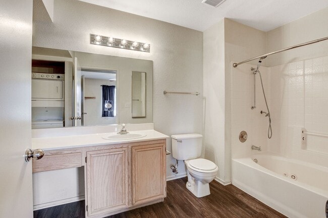 Building Photo - Charming 1 Bedroom / 1 Bathroom Condo in Gated Community!