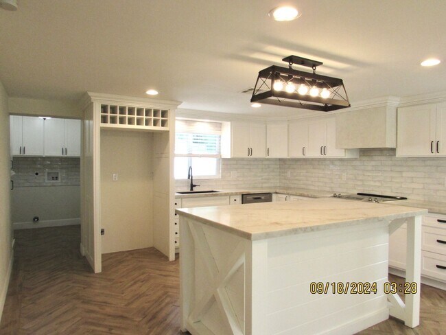 Building Photo - Completely remodeled 2bed/2bath cottage in...