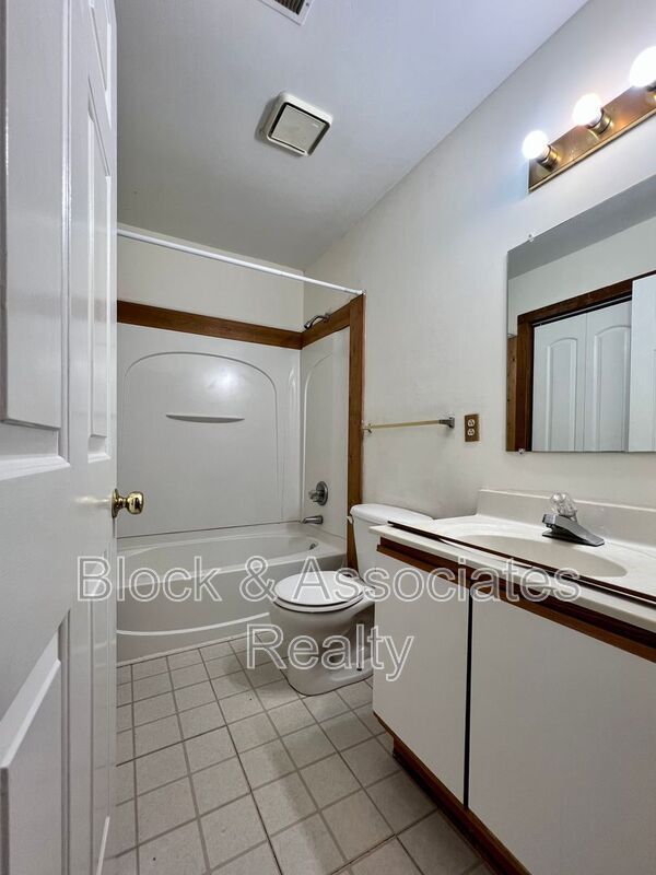 Building Photo - 1419 King Charles Dr