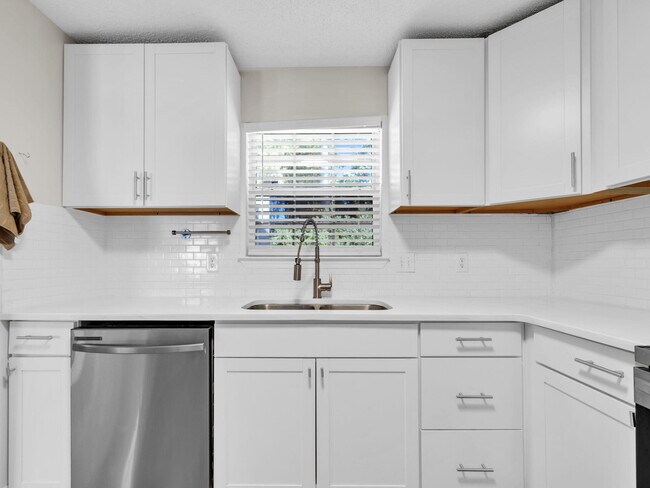 Building Photo - 1061 Quail Hollow Dr