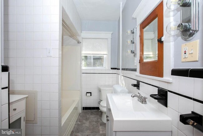 Building Photo - 20 E Merchant St