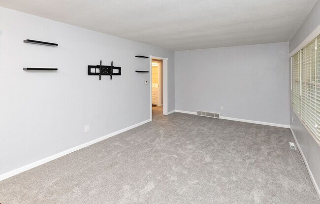 Building Photo - NEWLY UPDATED!! 3 Bedroom, 2 Bathroom Home in Des Moines!