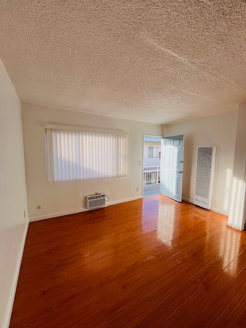 Building Photo - 1260 Beachwood Dr