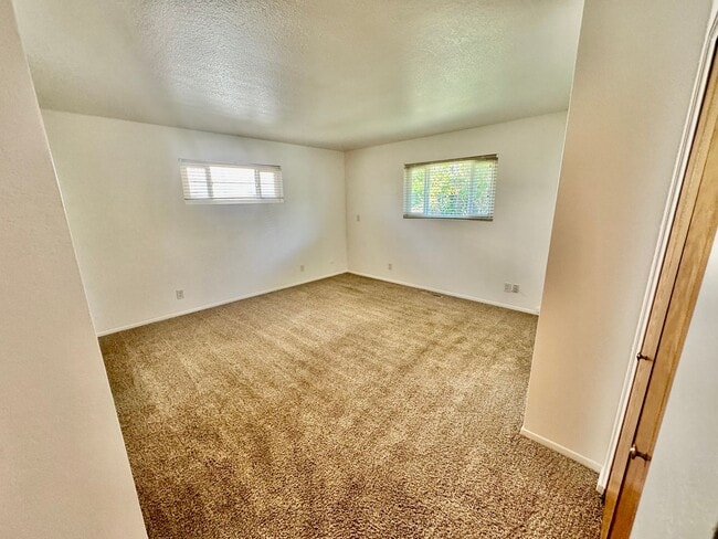 Building Photo - 1234 Bolton Dr