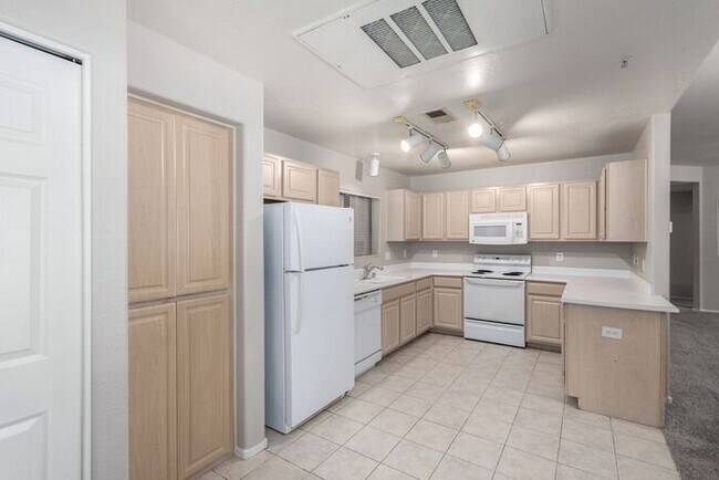 Building Photo - 2-bedroom 2 bath condo in Gated Community ...