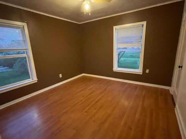 Building Photo - 605 E Main St