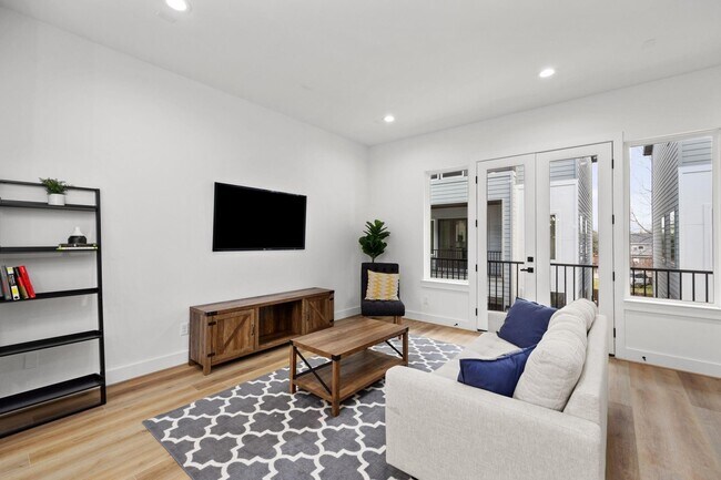 Building Photo - 3028 Live Oak St