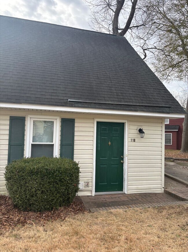 Building Photo - 118/120 Elizabeth Darby Lane