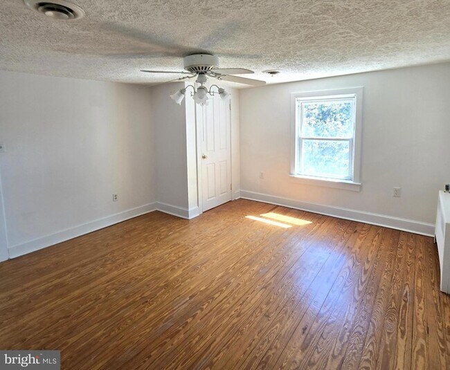Building Photo - 8293 Leetown Rd