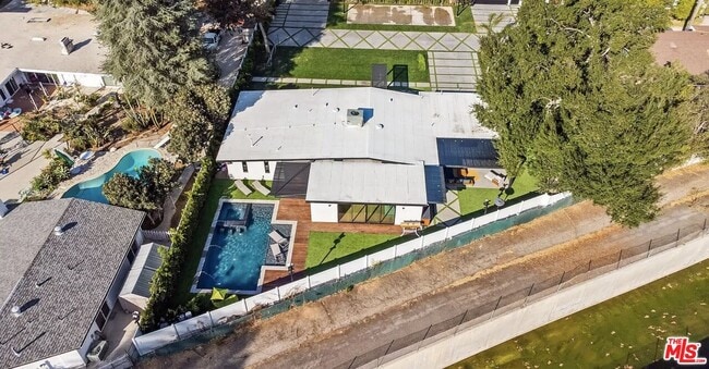 Building Photo - 22616 Oxnard St