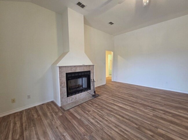 Building Photo - FOR LEASE!!