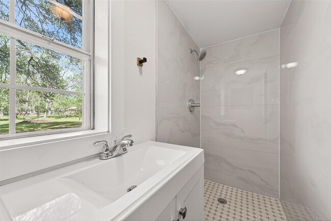 Building Photo - 815 Brooks Ave