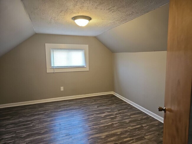 Building Photo - **$1000 Deposit Special** 4539 Mayhew Ave ...