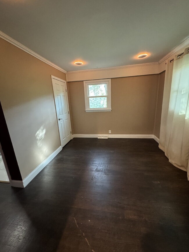 Building Photo - Updated home in Pendleton