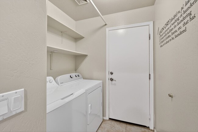 Building Photo - Updated House in Chandler Community