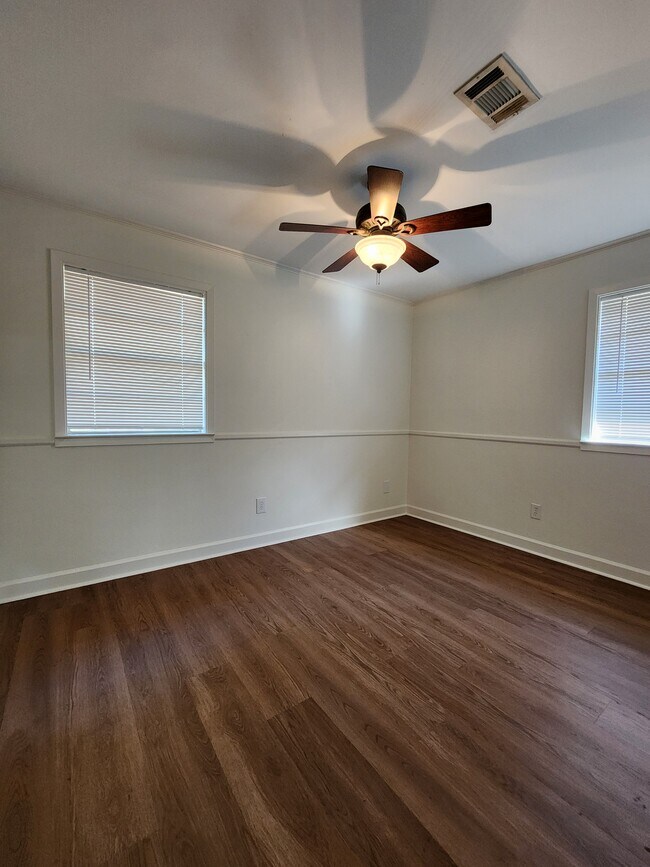 Building Photo - 117 Roberts Cir