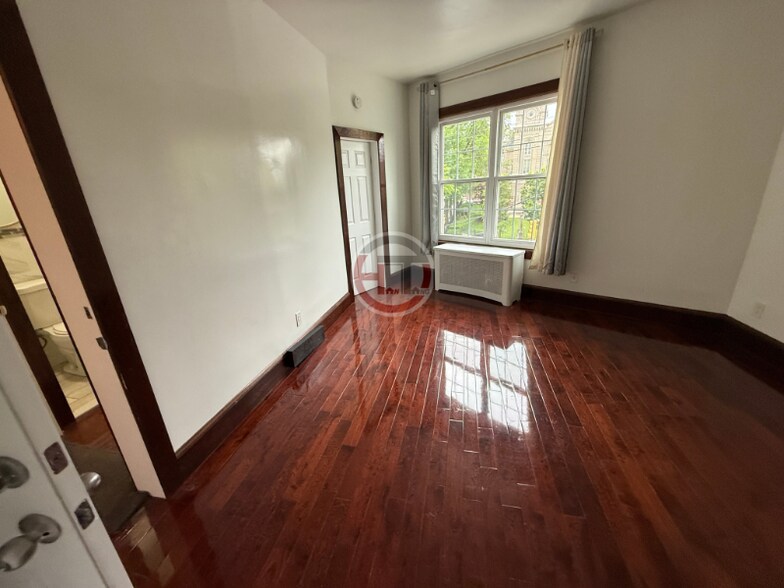 Building Photo - 2401 E Tremont Ave