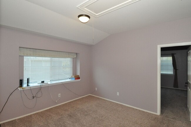 Building Photo - All appliances included! Gated lock and leave condo community in North Austin